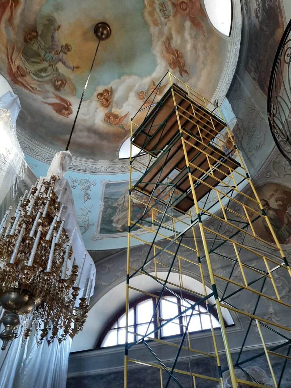 Расчистка настенных храмовых росписей